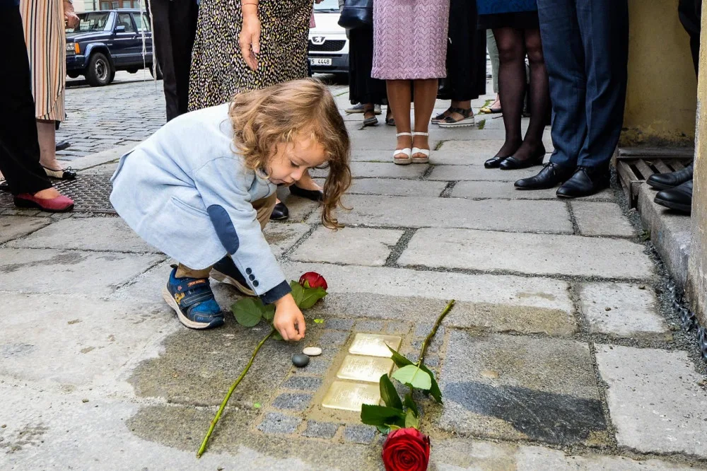 Oběti holokaustu připomíná dalších 30 kamenů zmizelých, vypráví příběhy plzeňských Židů