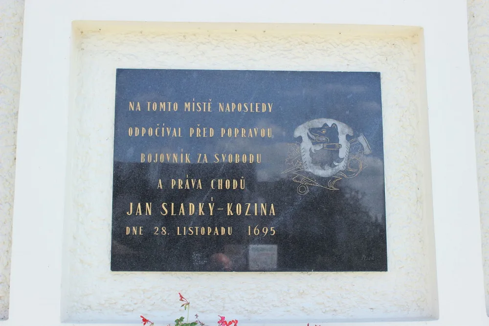 Pamětní deska v areálu plzeňského pivovaru, zdroj: Wikimedia Commons / Jan Polák