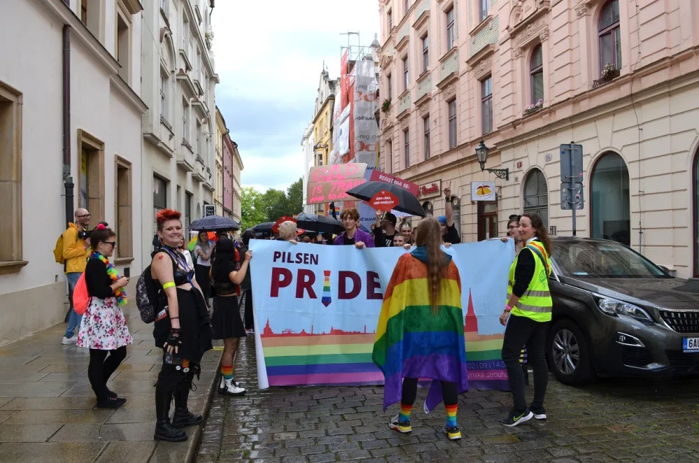 FOTO: Plzní prošel duhový průvod hrdosti, podle organizátorů mají Plzeňané stále velké předsudky