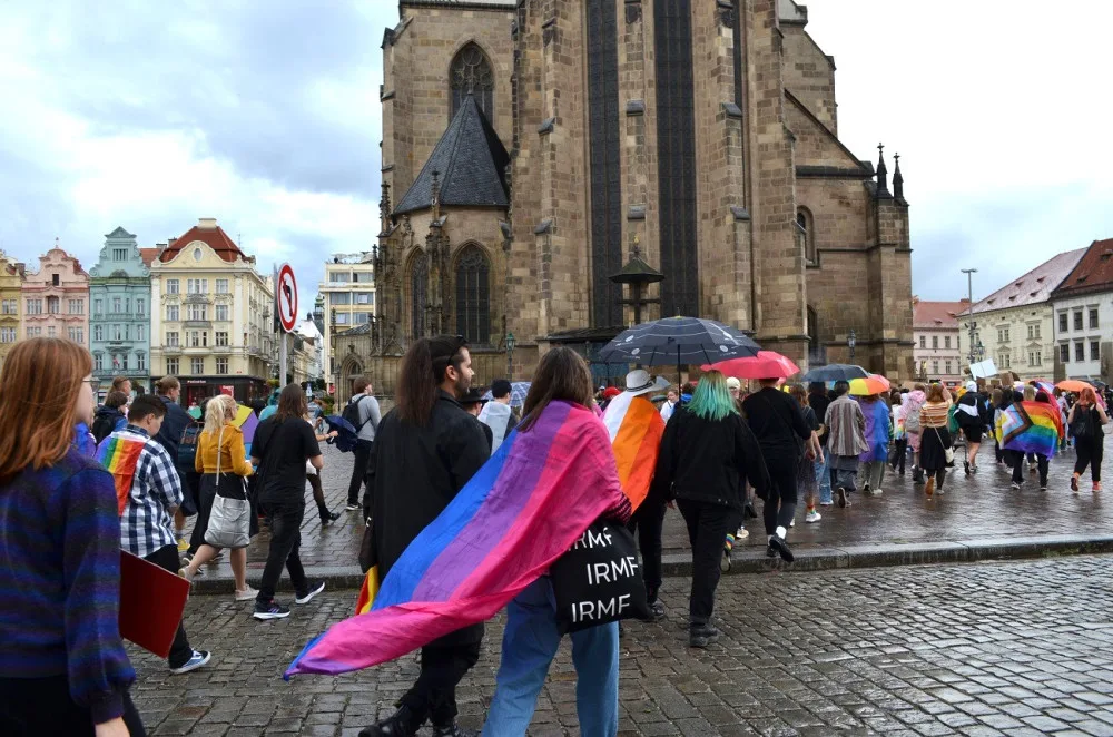 FOTO: Plzní prošel duhový průvod hrdosti, podle organizátorů mají Plzeňané stále velké předsudky