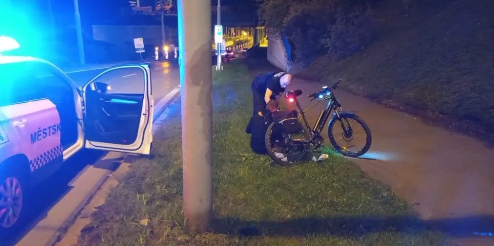 Opilému cyklistovi se do cesty připletl sloup, rozbil si o něj hlavu