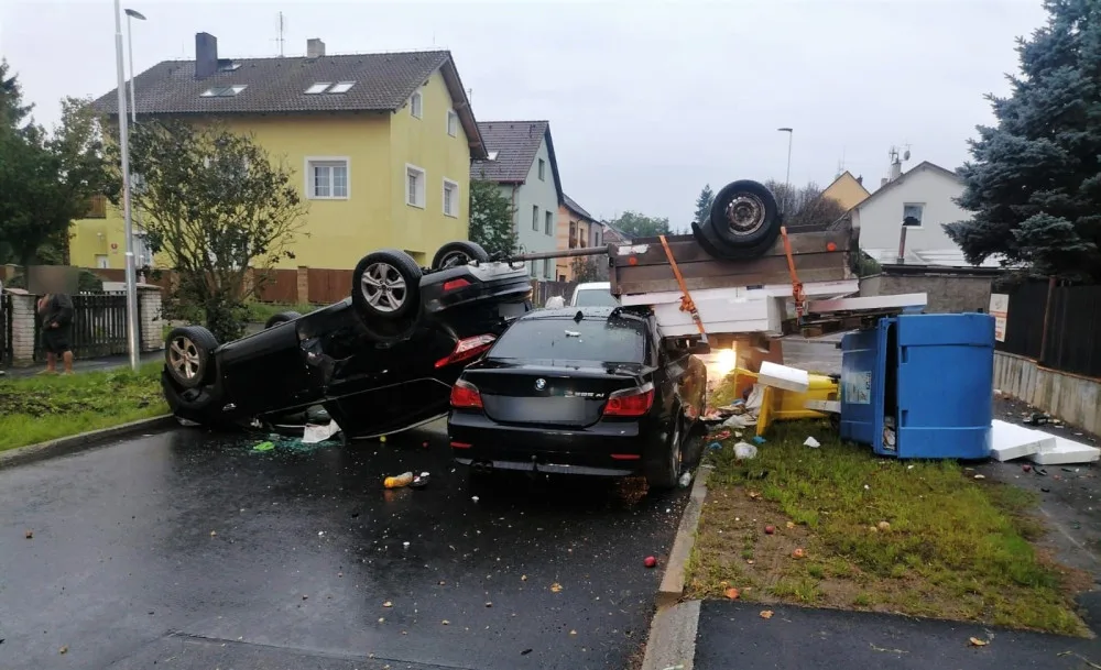 Po hrozivém střetu tří vozidel přistálo jedno z nich převrácené na střechu i s připojeným vozíkem