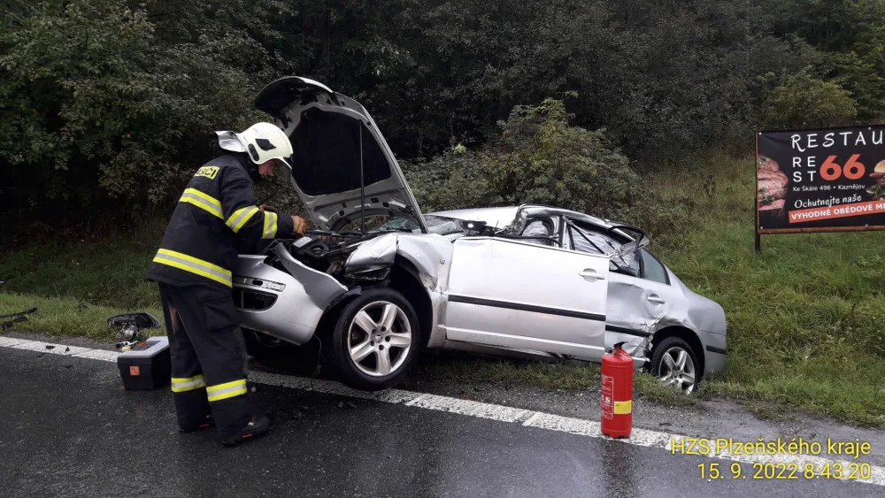 Na severním Plzeňsku u Plas se srazil osobák s kamionem