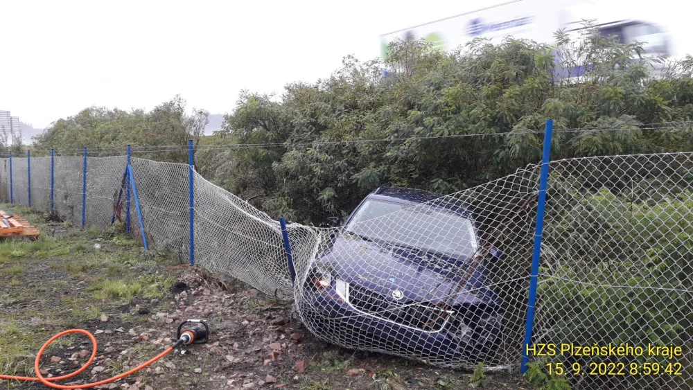 Tento automobil vyletěl z dálnice D5