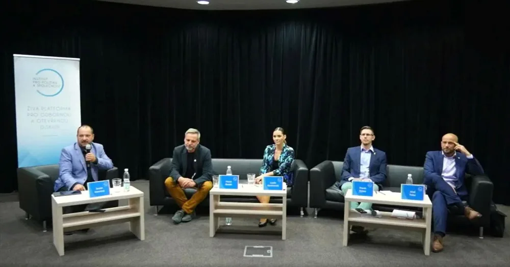 Zleva moderátor Jonáš Novotný, Pavel Bosák, Lucie Kantorová, Pavel Kotas a Aleš Tolar