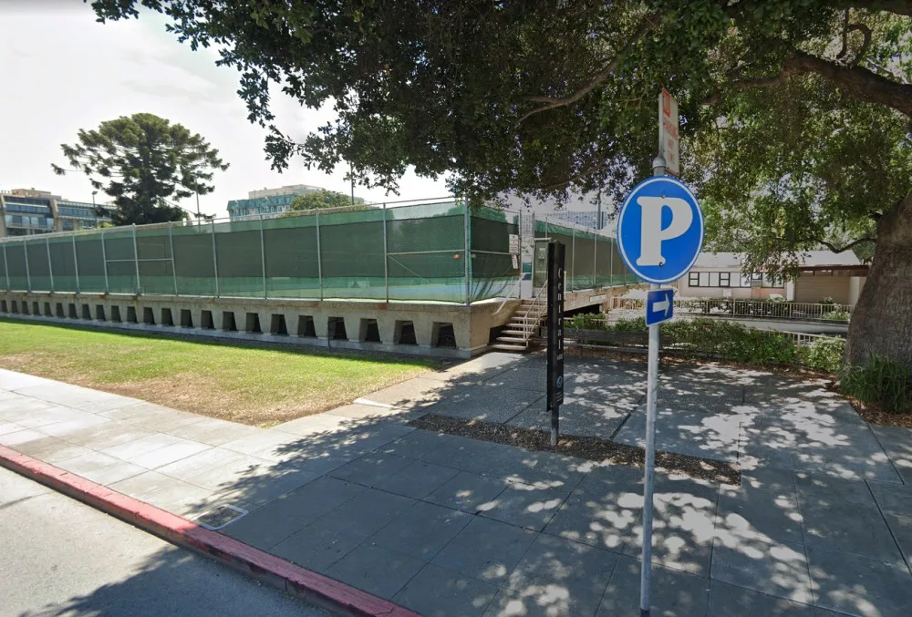 Tenisové kurty s polo-zahloubeným parkovištěm. San Mateo, USA
