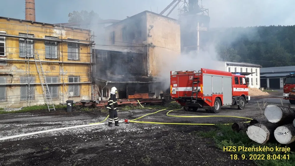 Hasiči likvidují ve známé šumavské obci požár v průmyslovém objektu, škoda přesáhne jeden milion