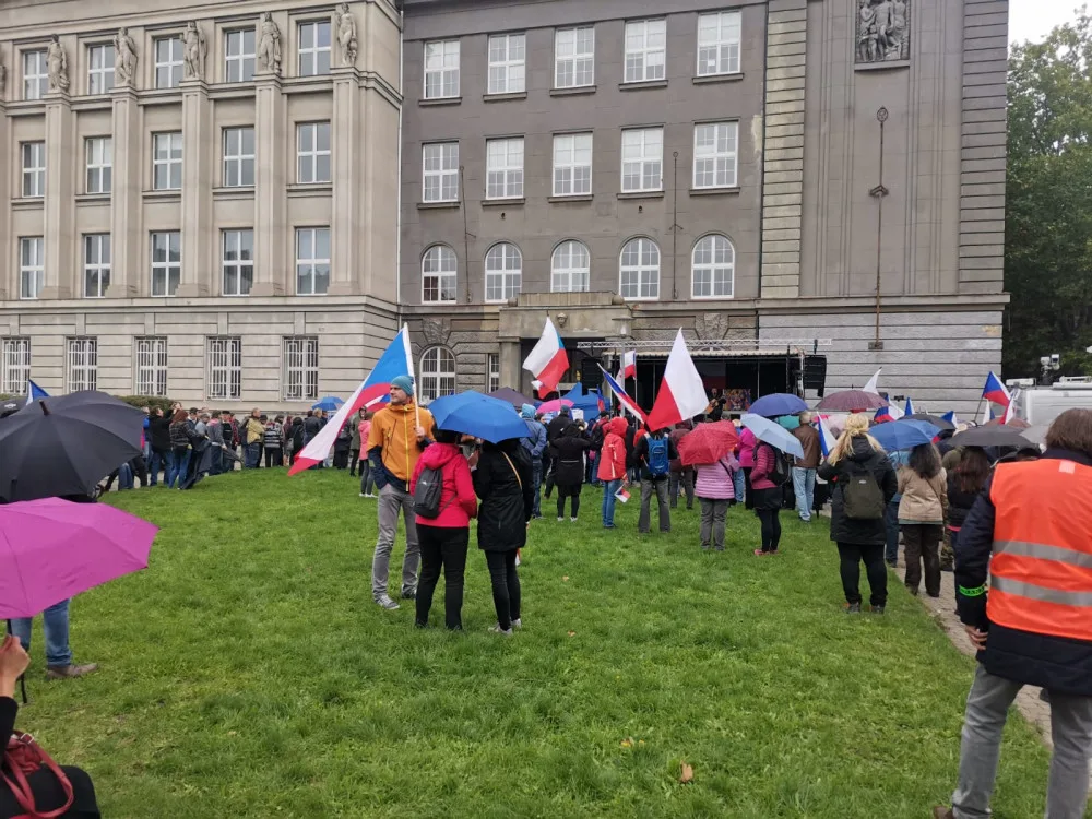 Proti vládě premiéra Petra Fialy protestovalo v Plzni asi 250 osob, požadovali její demisi