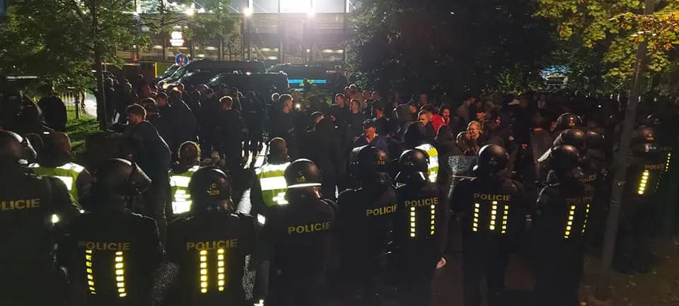 Policejní těžkooděnci před stadionem