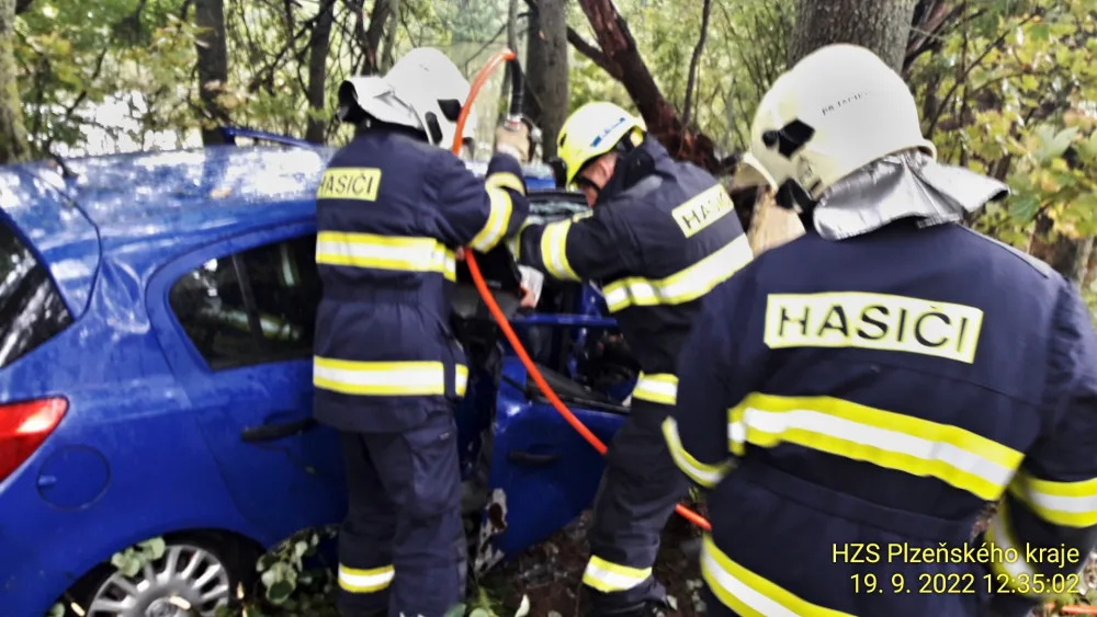 Po strašlivém nárazu do stromu se z auta vytrhl motor a odletěl 15 metrů. Dva cizinci utrpěli těžká zranění