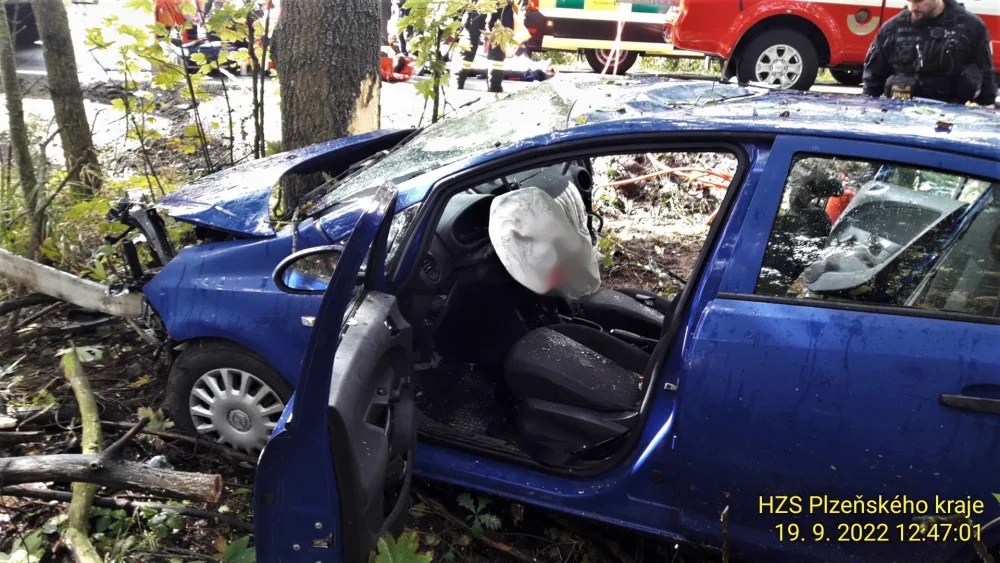 Po strašlivém nárazu do stromu se z auta vytrhl motor a odletěl 15 metrů. Dva cizinci utrpěli těžká zranění
