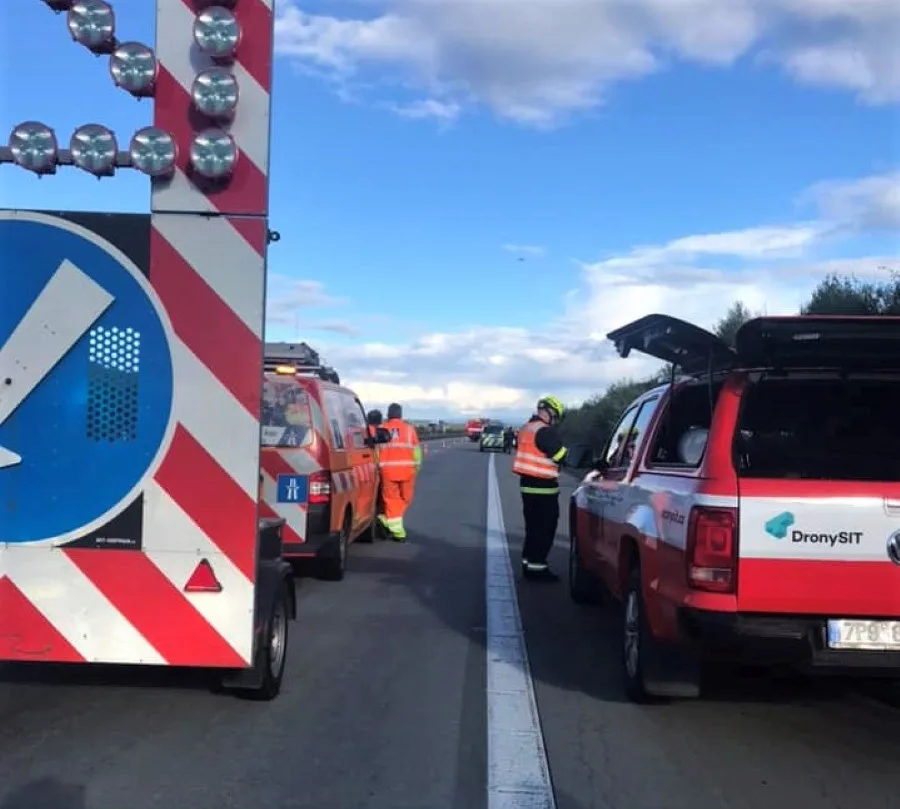 Na dálnici D5 zahynula řidička při nehodě osobáku, který vyletěl z vozovky. Druhá žena je těžce zraněná