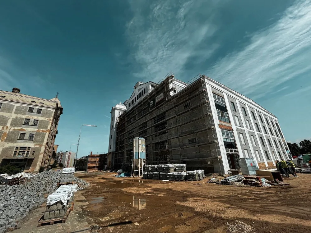 Teď se v areálu Světovaru dokončuje nový projekt TechTower, který po letech nahradil zrušenou kulturní fabriku