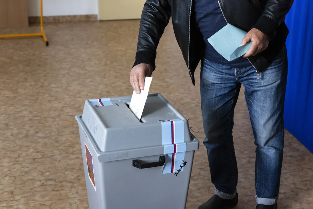 VOLBY 2022: První volební den je u konce, přišla v průměru desetina voličů