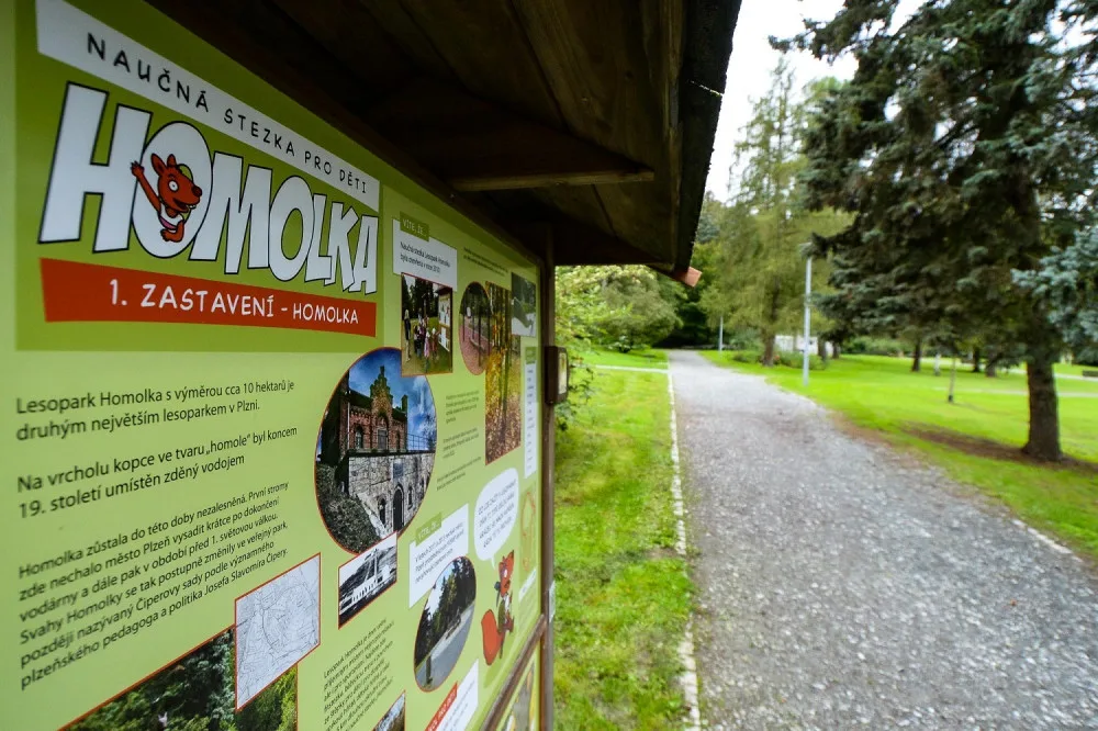 Oblíbený lesopark láká na novou naučnou stezku, dětem ukáže život včel i další zajímavosti