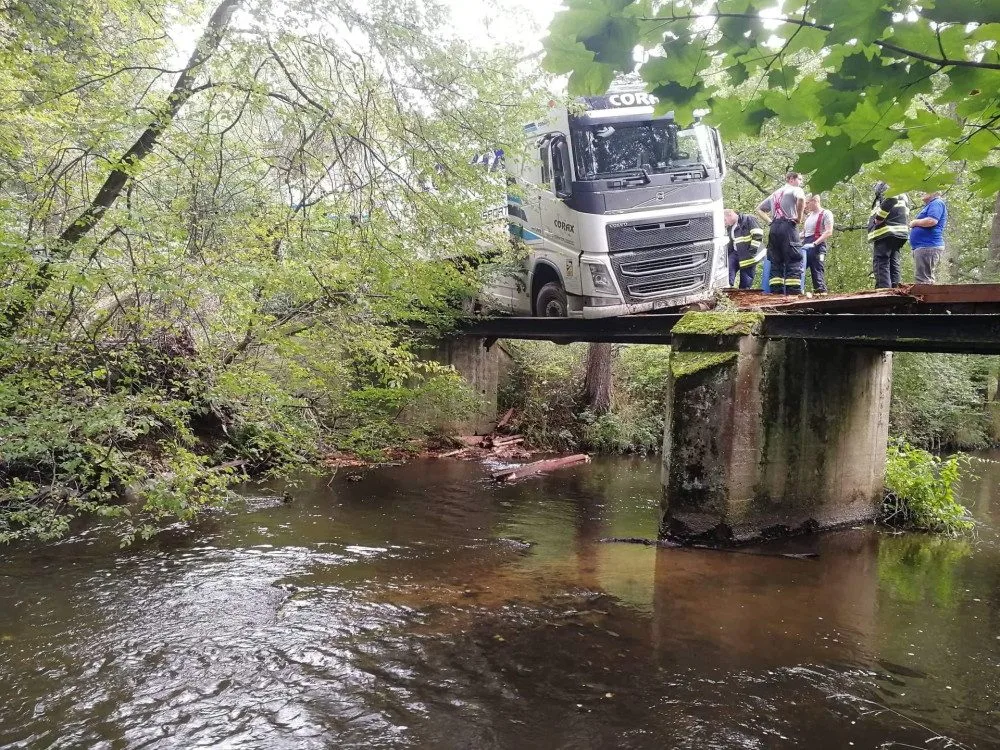 Řidič kamionu slepě věřil navigaci, zůstal viset na ztrouchnivělé lávce