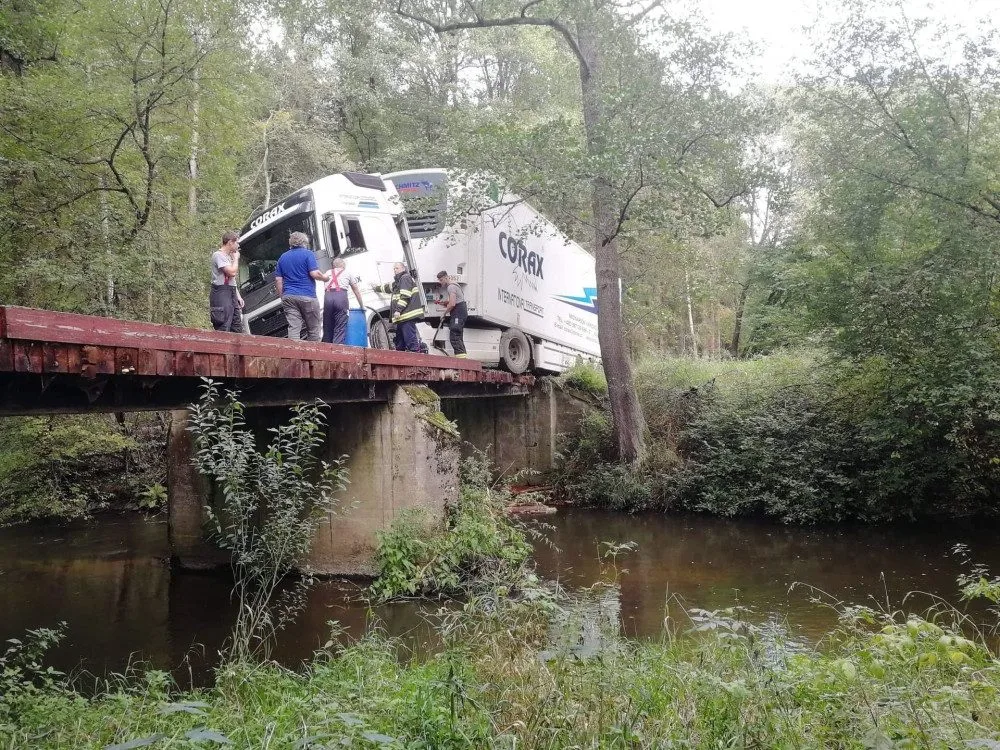 Řidič kamionu slepě věřil navigaci, zůstal viset na ztrouchnivělé lávce
