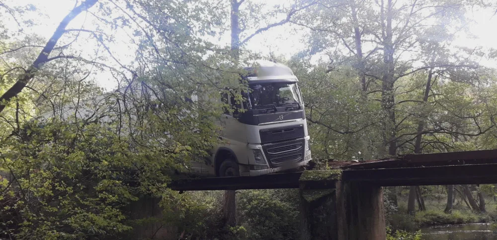 Řidič kamionu slepě věřil navigaci, zůstal viset na ztrouchnivělé lávce