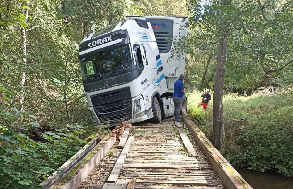 Řidič kamionu slepě věřil navigaci, zůstal viset na ztrouchnivělé lávce