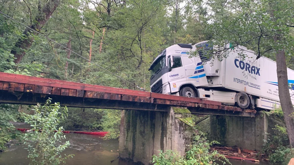Řidič kamionu slepě věřil navigaci, zůstal viset na ztrouchnivělé lávce