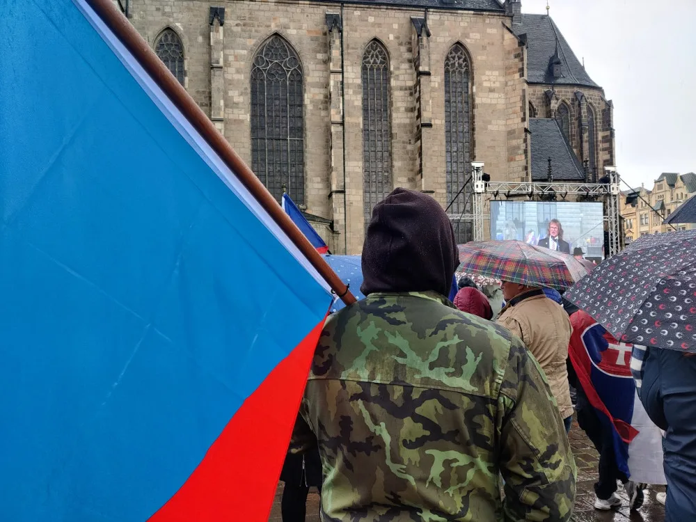 FOTO: Proti vládě přišly v Plzni protestovat stovky lidí, akce se omezila na sledování demonstrace v Praze
