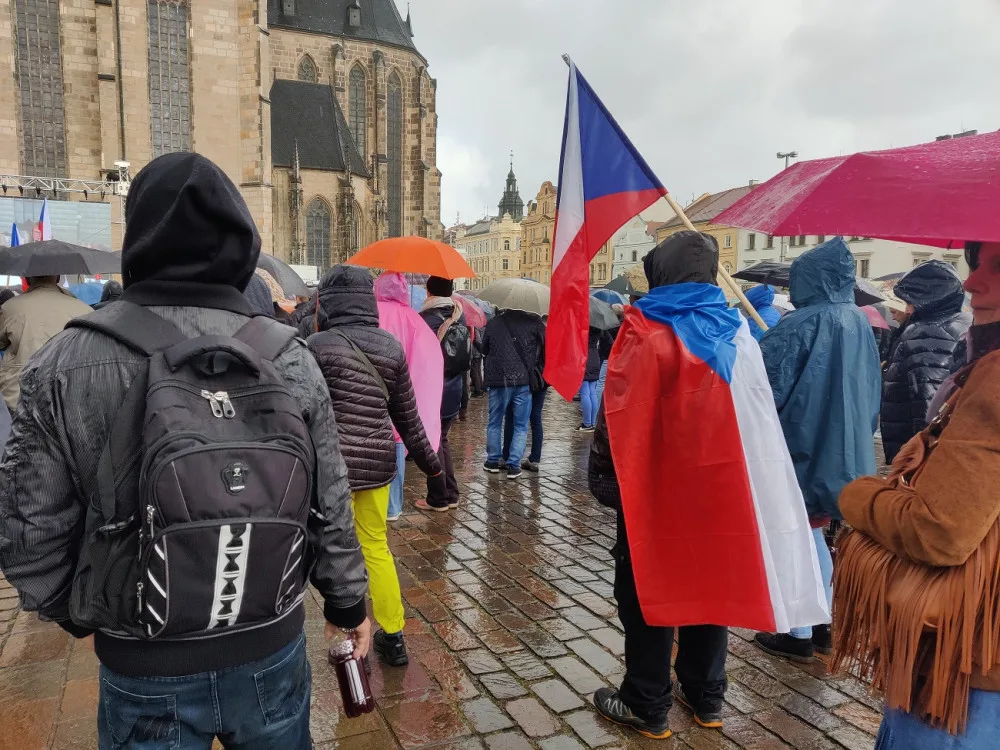 FOTO: Proti vládě přišly v Plzni protestovat stovky lidí, akce se omezila na sledování demonstrace v Praze