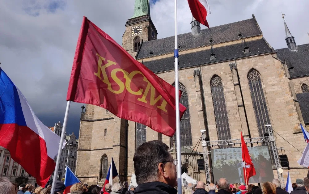 FOTO: Proti vládě přišly v Plzni protestovat stovky lidí, akce se omezila na sledování demonstrace v Praze