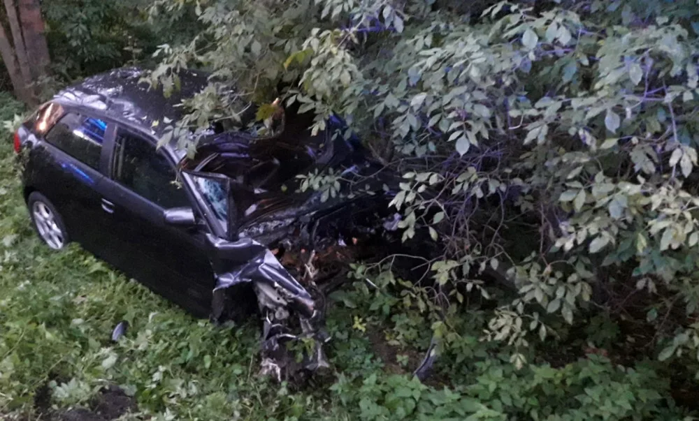 Při hrozivě vyhlížející nehodě vozu značky Audi vyletěl ven motor, jedna žena utrpěla těžké zranění