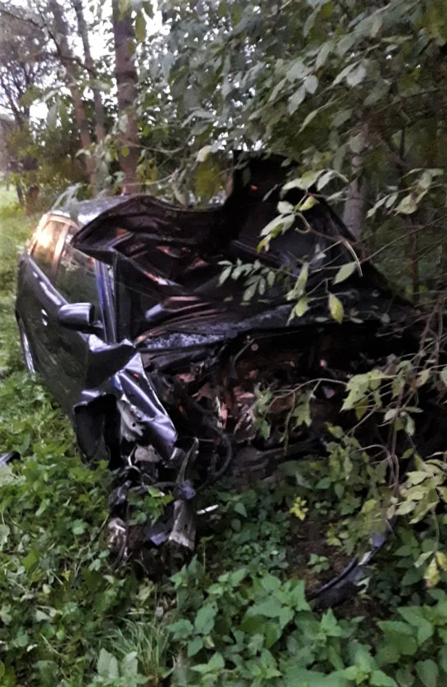 Při hrozivě vyhlížející nehodě vozu značky Audi vyletěl ven motor, jedna žena utrpěla těžké zranění