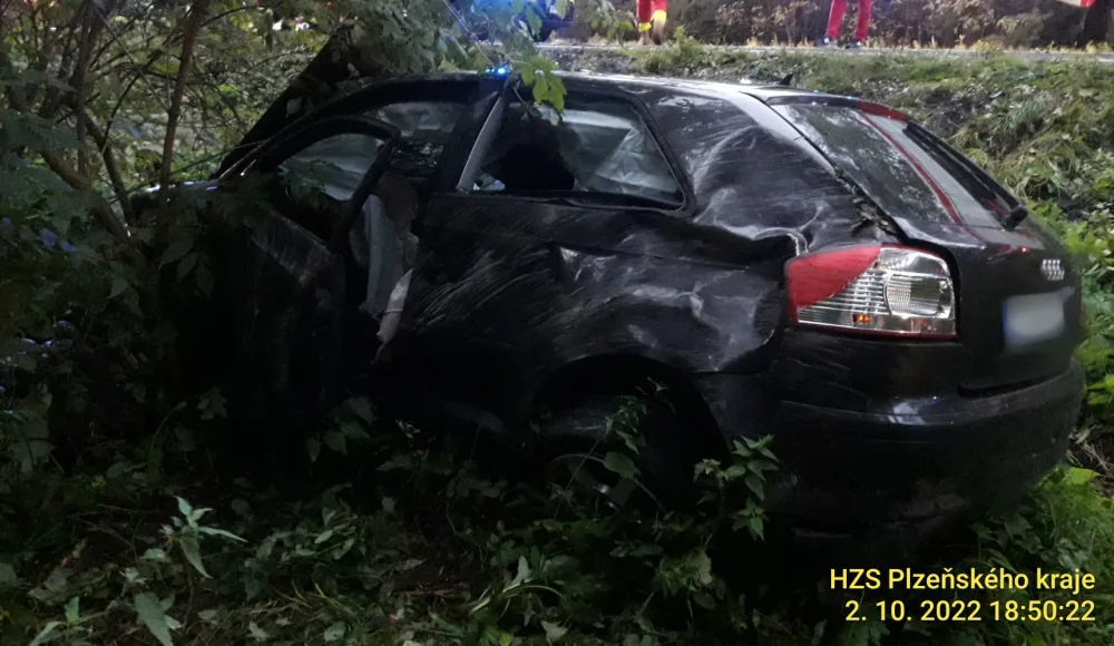 Při hrozivě vyhlížející nehodě vozu značky Audi vyletěl ven motor, jedna žena utrpěla těžké zranění