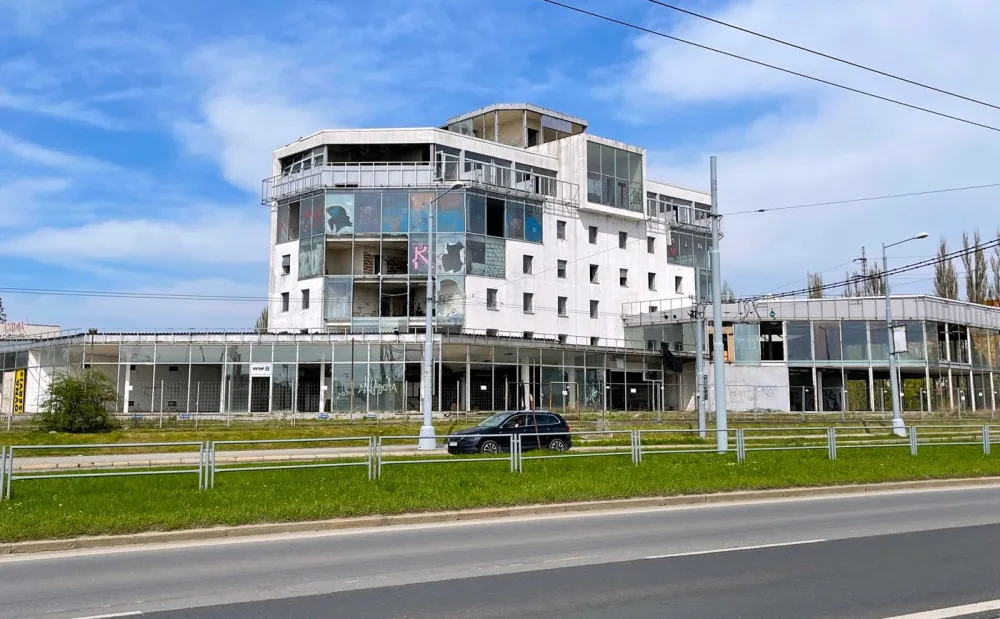 Demolici nechvalně známého skleněného pekla připravuje město Plzeň, největší nepovolená stavba zmizí příští rok