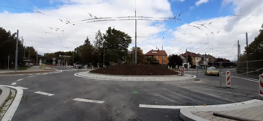 Nová okružní křižovatka u Tyršova mostu je hotová a začne sloužit řidičům od soboty. Obnoví se provoz MHD na Bory