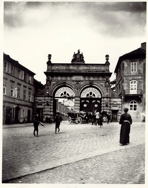1913, formanský vůz vyjíždějící z Jubilejní brány, zdroj: archiv Plzeňského Prazdroje