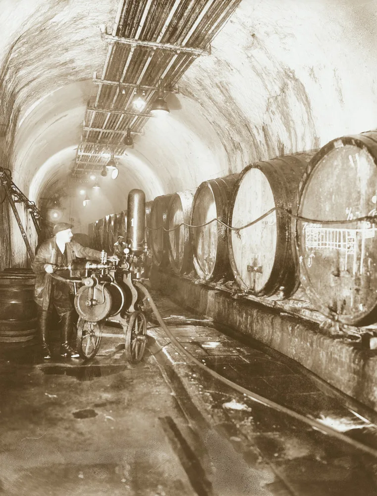 1928, přečerpávání piva