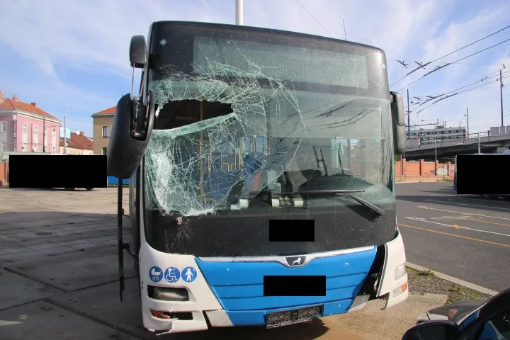 Autobus prorazil zeď a málem skončil v kolejišti, řidič zapomněl na ruční brzdu
