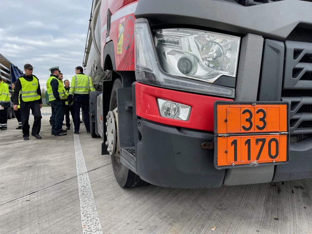 Přepravu nebezpečných věcí kontrolovali inspektoři na dálnici D5, našli i radioaktivní materiál