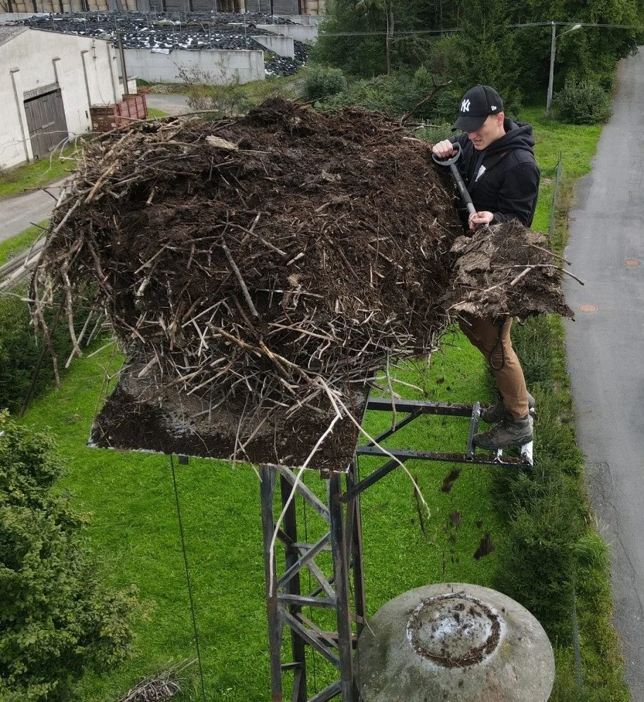 Čápi odletěli do teplých krajin, ve výškách začíná sezóna náročné údržby a čištění jejich opuštěných hnízd