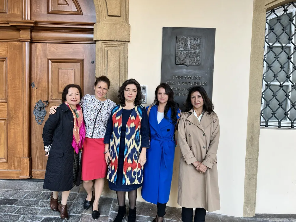 Rahima Mahmut, Eva Decroix, Kelbinur Sidik, Iveta Vancáková a Gulbahar Haitiwaji