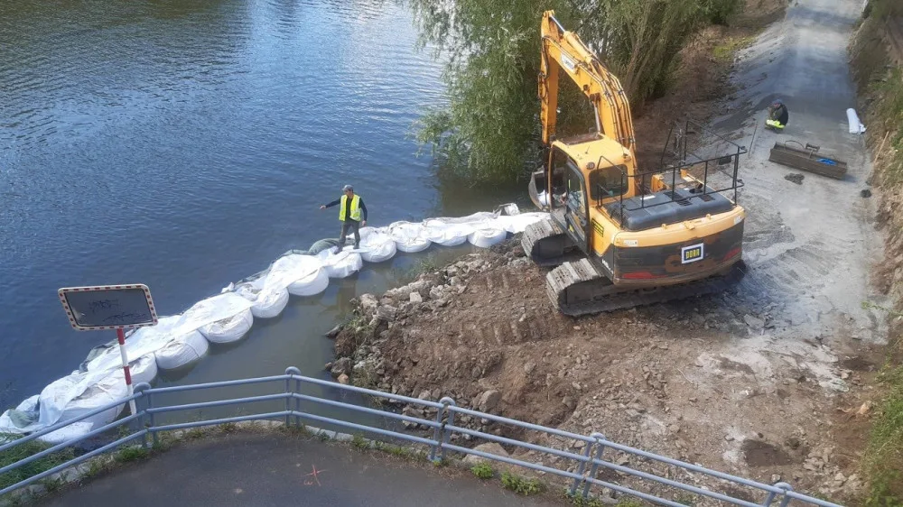 Archivní foto z letních prací na rozšíření greenway stezky podél Radbuzy u mostu v Malostranské ulici na Slovanech
