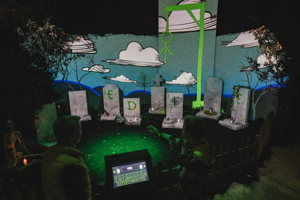 Světelná interaktivní rodinná expozice v DEPO2015 promění návštěvníky v Lovce znaků