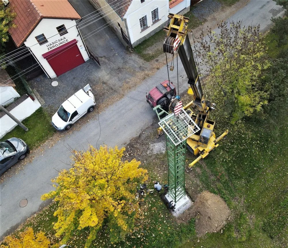 Malebná obec nechtěla přijít o své čápy, podařilo se vybudovat nový stožár pro jejich budoucí hnízdo