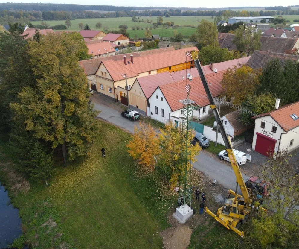 Malebná obec nechtěla přijít o své čápy, podařilo se vybudovat nový stožár pro jejich budoucí hnízdo