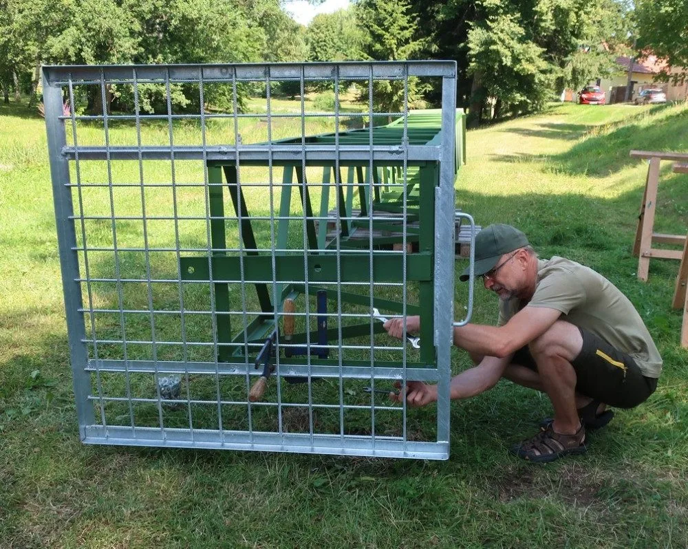 Malebná obec nechtěla přijít o své čápy, podařilo se vybudovat nový stožár pro jejich budoucí hnízdo