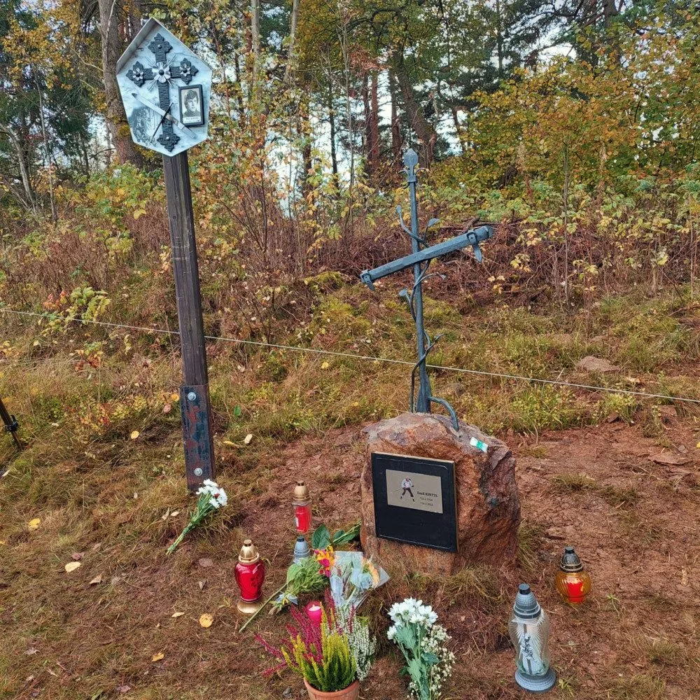Památku tragicky zesnulého slavného Šumaváka Emila Kintzla připomíná pamětní kříž v Kašperských Horách. Stojí hned vedle křížku jeho syna Petra