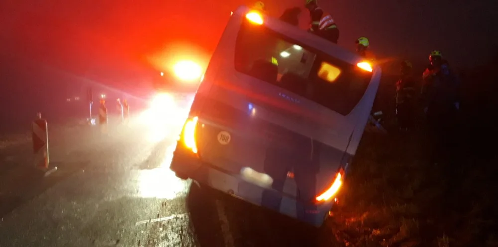 Autobus havaroval a skončil v příkopu, hasiči dostali ven cestující střešním otvorem