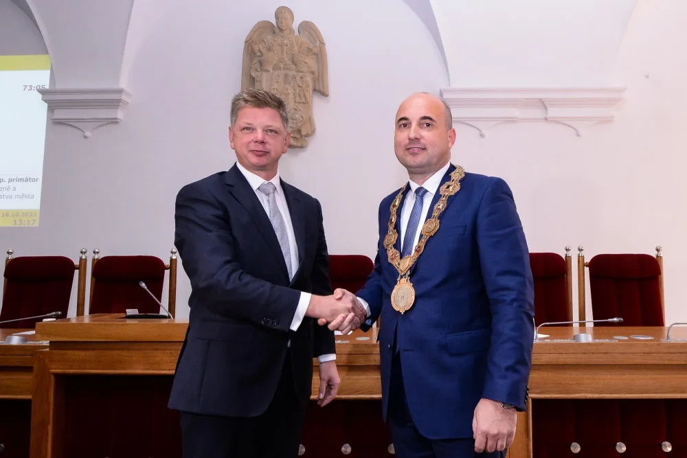 Primátorem Plzně se stal krajský šéf ANO Roman Zarzycký (vpravo). Vlevo teď již bývalý primátor Pavel Šindelář