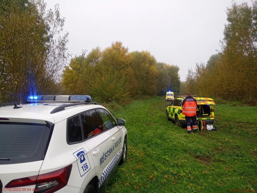Silně podchlazený muž ležel dva dny v mokré trávě, zachránila ho kolemjdoucí pejskařka