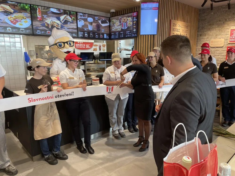 Plzeňáci si zamilovali křupavé kuřecí kousky. KFC otevřelo již šestou restauraci v Plzni!