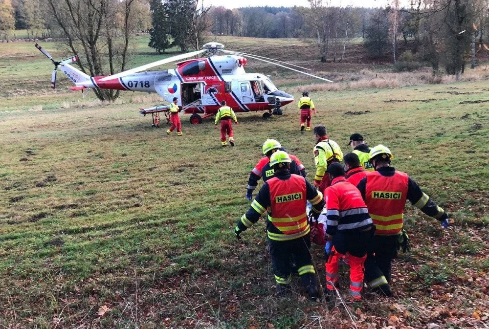 Kamion smetl chodce, který mu náhle vstoupil do jízdní dráhy. Muž utrpěl velmi těžká mnohočetná zranění