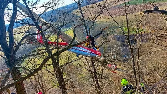 VIDEO: Kluzák na letiště nedoletěl a skončil ve větvích stromů, podle odborníků chyboval pilot